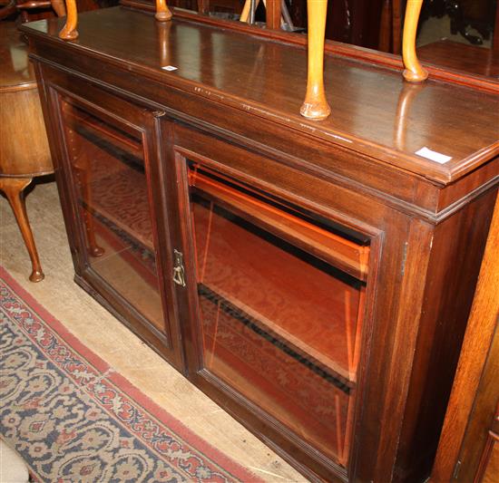 Edwardian glazed mahogany dwarf bookcase(-)